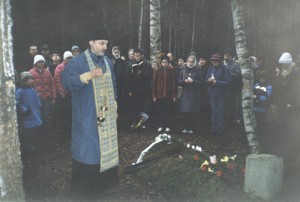 Панихида по погибшим на Ржевском  полигоне. 7 ноября 2003 г. Молятся прихожане храма св. Илии Пророка на Пороховых.